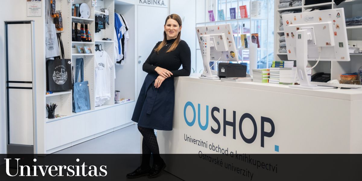 Vedoucí univerzitního obchodu a knihkupectví OUshop Markéta Pavlíková na univerzitě vystudovala geografii a informatiku pro střední školy, učitelskou dráhu ale před deseti lety vyměnila za univerzitní provoz.