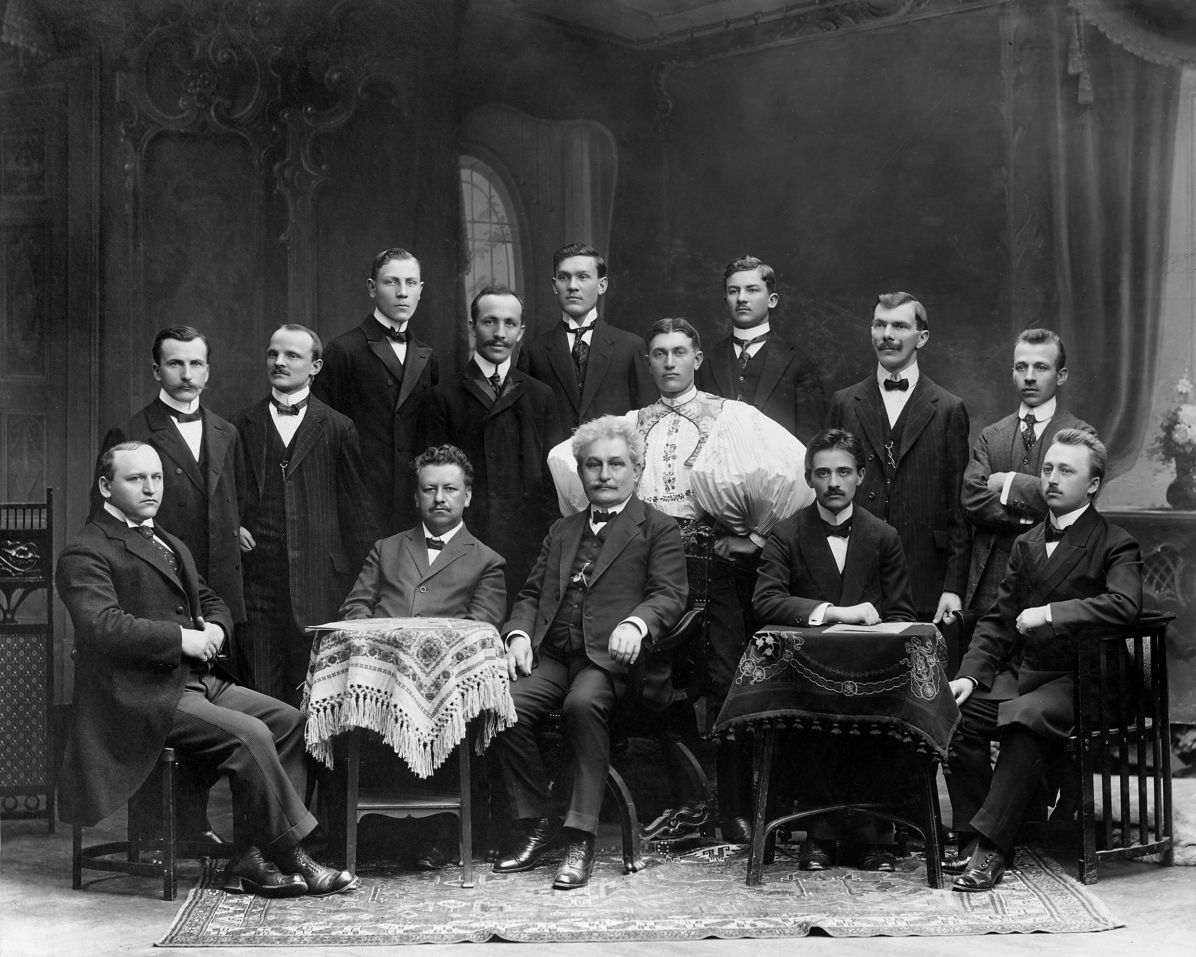 Foto: Janáčkův archiv Moravského zemského muzea Leoš Janáček s profesory varhanické školy a absolventy varhanického kurzu 1914.