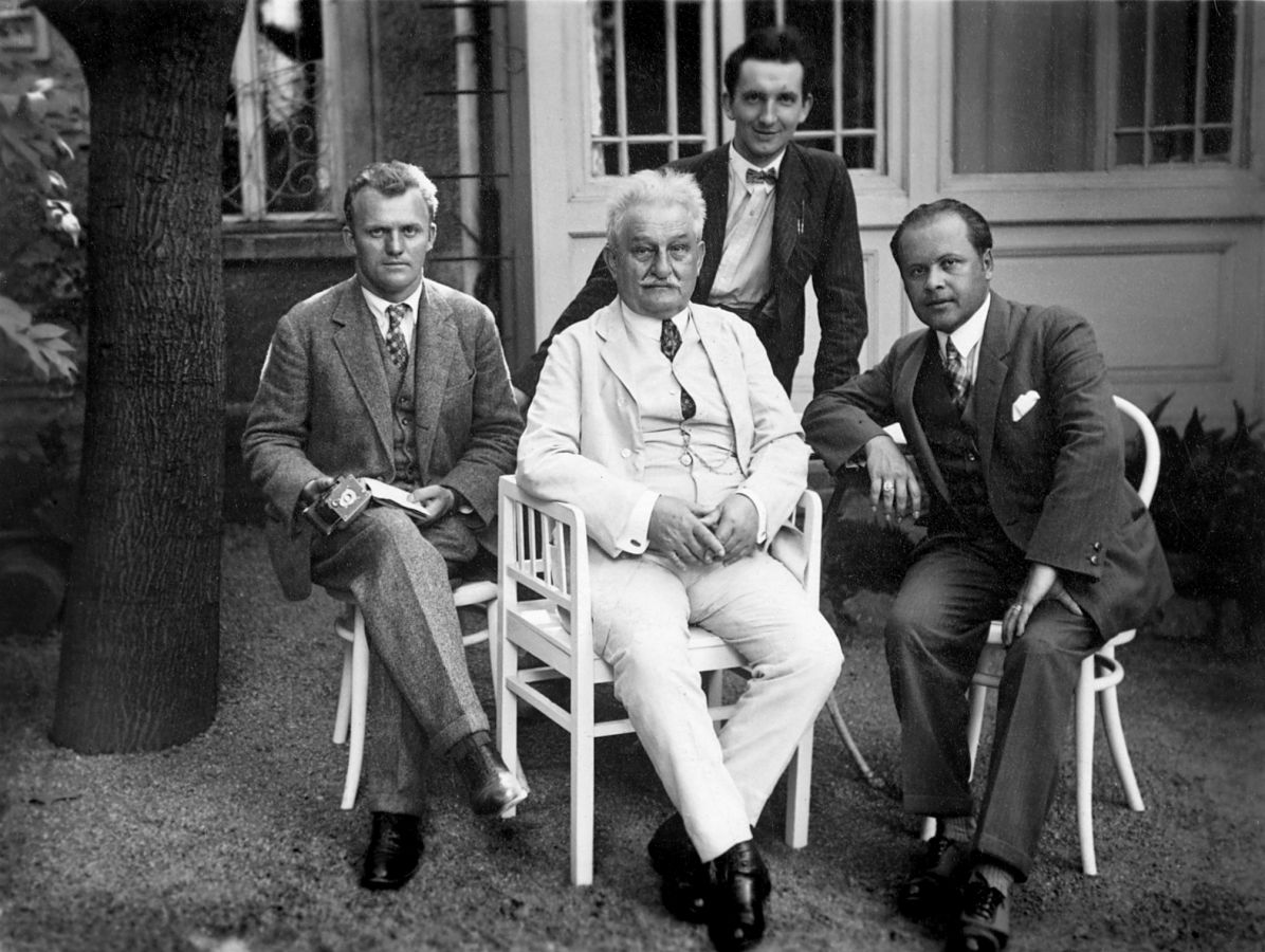 Foto: Janáčkův archiv Moravského zemského muzea na zahrádce před svým domem se svými žáky, zleva František Rybka, LJ, Mirko Hanák, Břetislav Bakala (stojící), 1925.