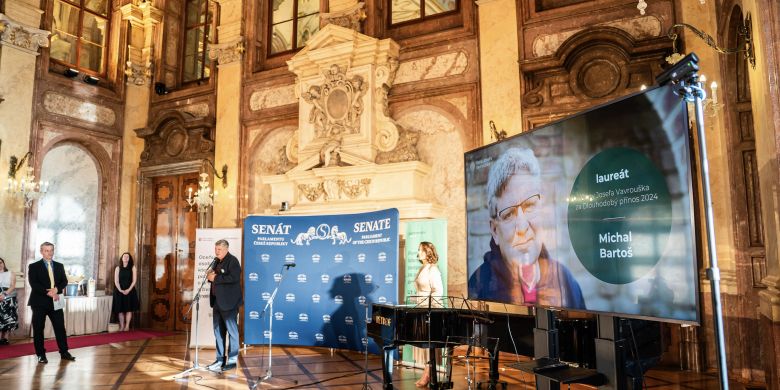 Loni Cenu Josefa Vavrouška získal Michal Bartoš, ředitel ekologického centra Sluňákov v Olomouci, a Ivana Bufková, která se zabývá obnovou mokřad na Šumavě. 