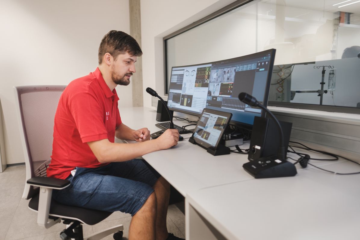 Foto: Martin Indruch, Universitas Z velína ovládají urgentní příjem technici interaktivní výuky.