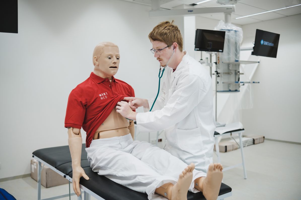 Foto: Martin Indruch, Universitas Student čtvrtého ročníku Václav Vávra, bude v SIMU působit jako studentský lektor první pomoci. ukazuje práci se simulátorem.