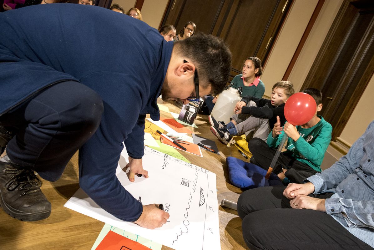Slavomír Hořínka vede workshop České filharmonie 