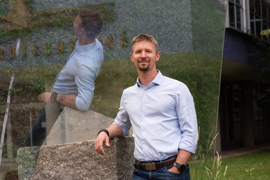 „Nejsem fanoušek exponenciálního růstu, protože žijeme v konečném prostředí a nás jednou sežere. Na druhou stranu je růst člověku přirozený, jsme zvídaví a tvořiví, takže nerůst jde proti naší přirozenosti,“ říká v rozhovoru nový Chief AI Officer ČVUT Ondřej Vaněk.