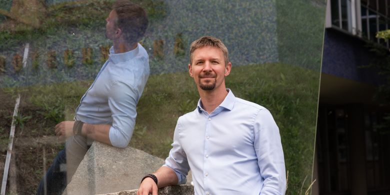 „Nejsem fanoušek exponenciálního růstu, protože žijeme v konečném prostředí a nás jednou sežere. Na druhou stranu je růst člověku přirozený, jsme zvídaví a tvořiví, takže nerůst jde proti naší přirozenosti,“ říká v rozhovoru nový Chief AI Officer ČVUT Ondřej Vaněk.