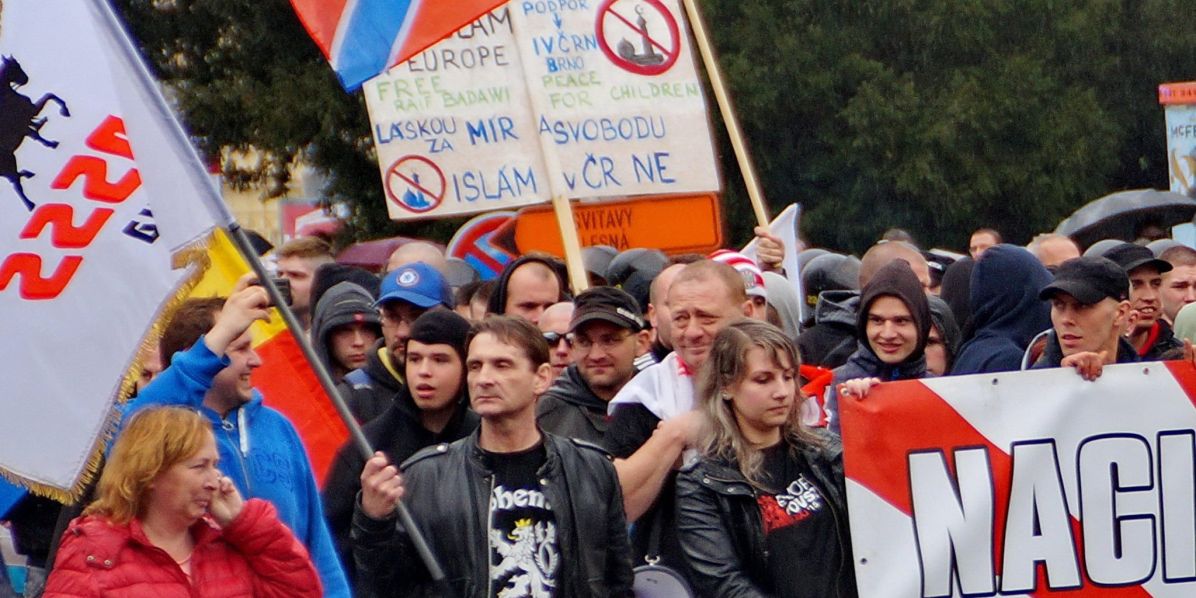 Čeští nacionalisté při pochodu Brnem v&nbsp;roce 2015 – Vlajka v&nbsp;popředí je symbol „Novoruska“ – mezinárodně neuznaného separatistického útvaru vzniklého pod patronátem Ruska v&nbsp;roce 2014 na východní Ukrajině.