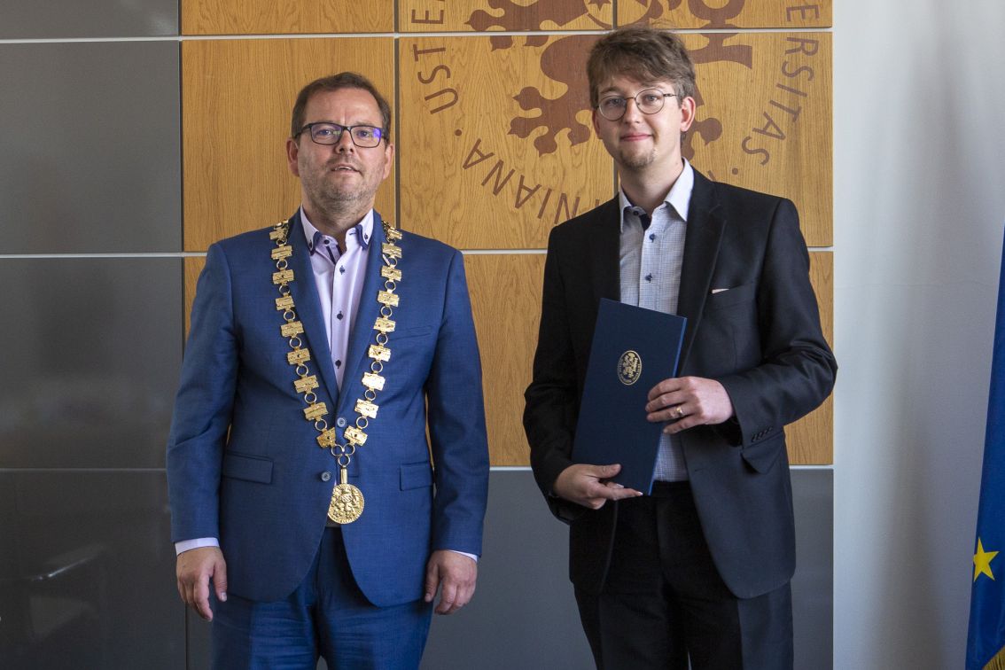Jan Macháč při předávání Ceny rektora UJEP.