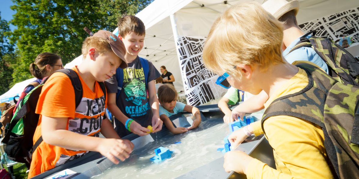 Festival vědy se z pražského Vítězného náměstí přesouvá letos do virtuálního světa.