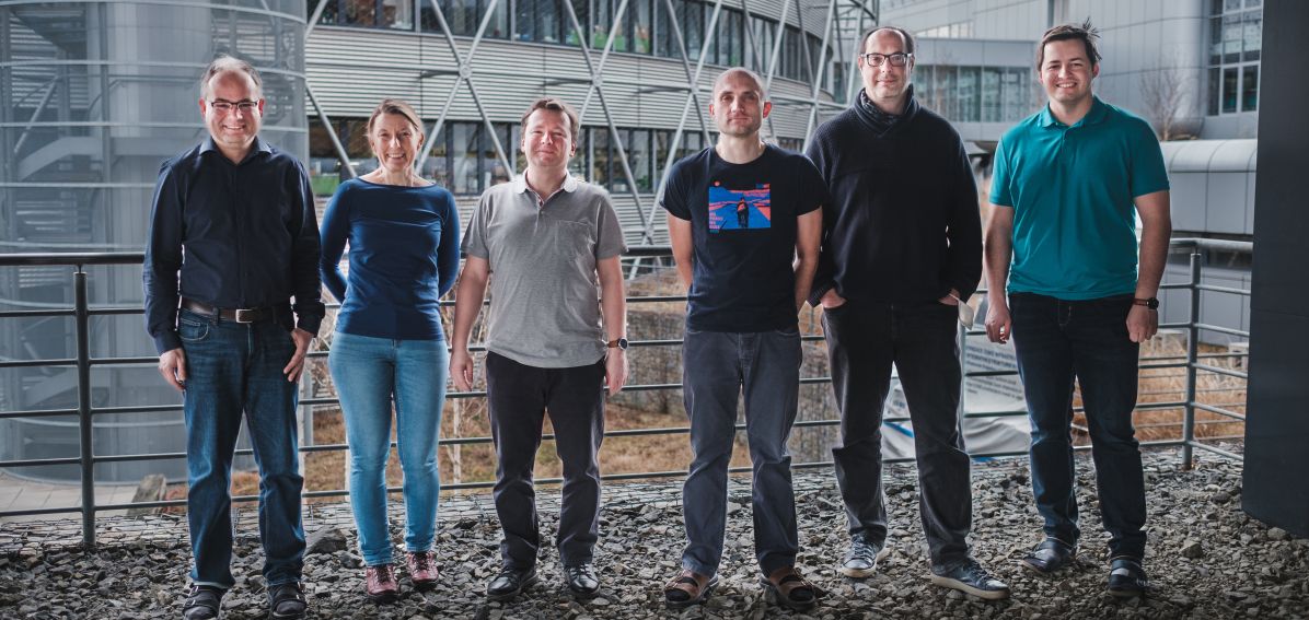 Vědecký tým v prostorách kampusu Masarykovy univerzity, zleva Pavel Bouchal, Pavla Bouchalová, Roman Hrstka, David Potěšil, Joan Planas-Iglesias, Petr Lapčík.
