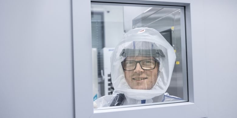 Chceme být vždy krok před virem, říká biochemik z BIOCEVu.