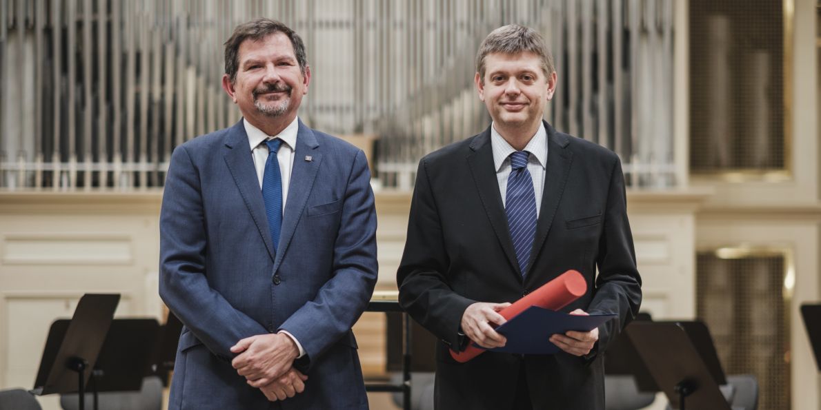 Michal Veselý přebírá Cenu rektora MU u příležitosti zahájení akademického roku 2025/2026.