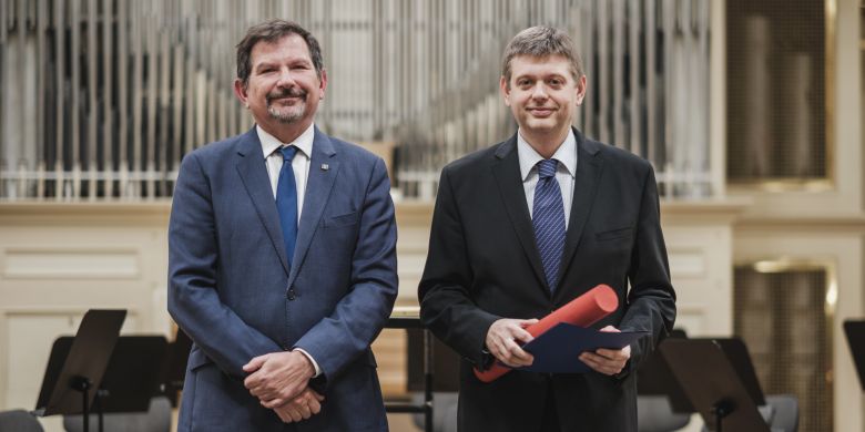 Michal Veselý přebírá Cenu rektora MU u příležitosti zahájení akademického roku 2025/2026.