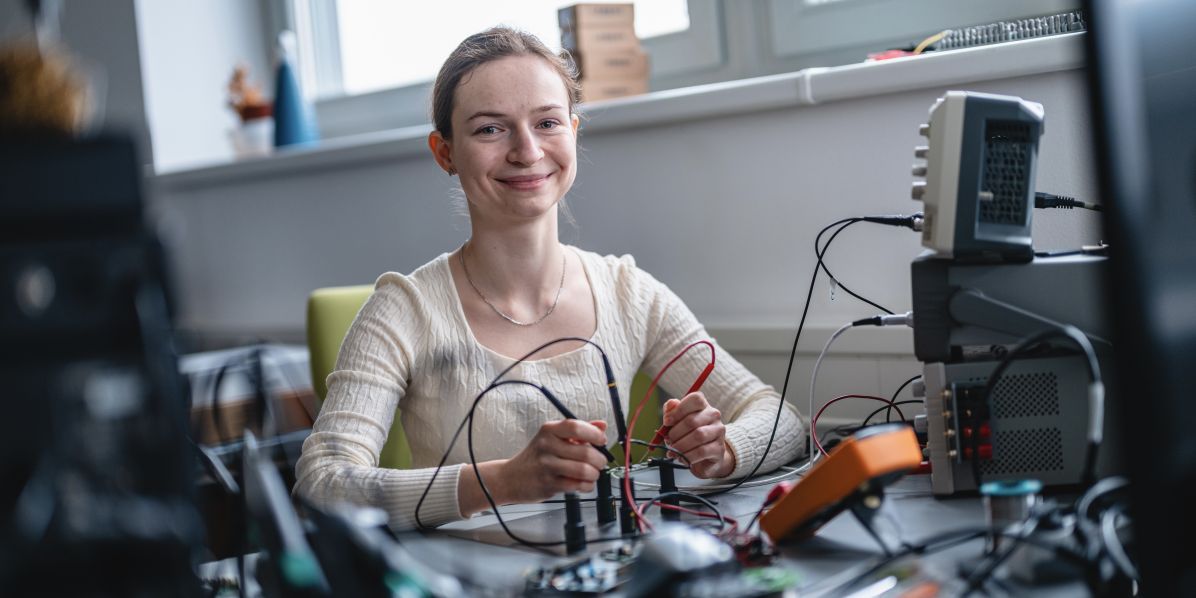 Veronika ke studiu polovodičové techniky povzbuzuje nejen ženy, ale všechny, kdo si nevěří.