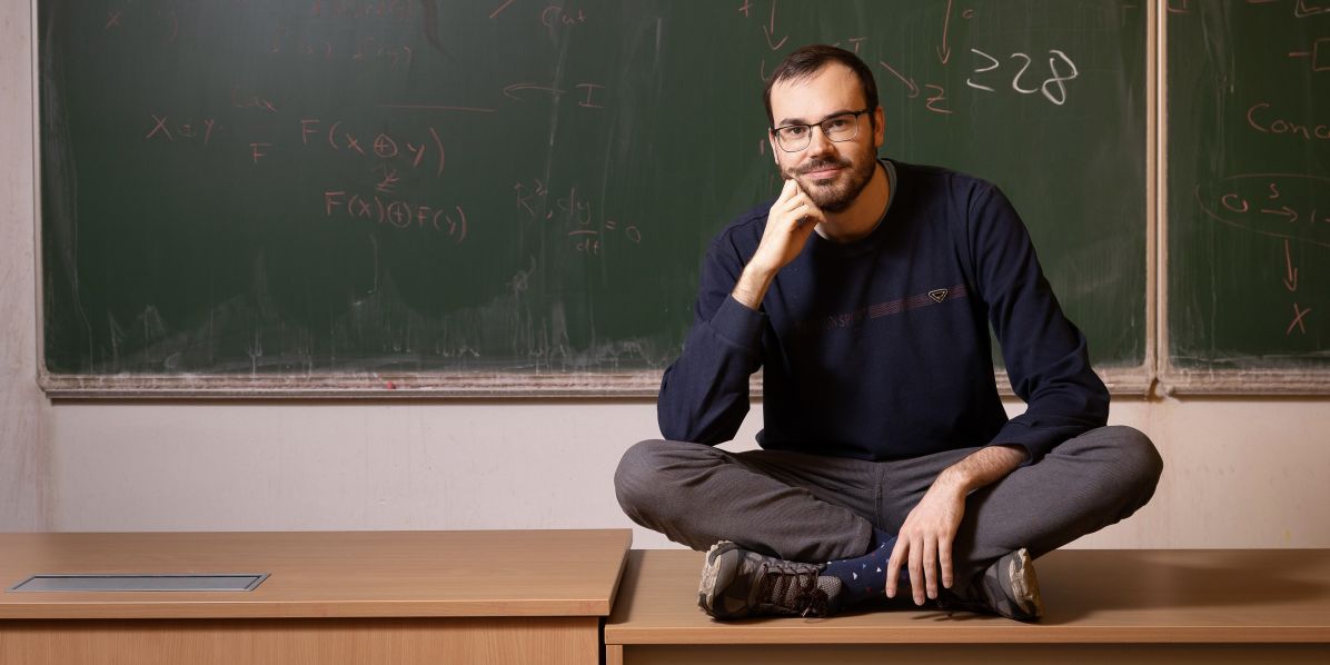 Foto: Michal Novotný Teoretický informatik a držitel Ceny Neuron Václav Rozhoň hledá principy, na nichž stojí digitální svět.