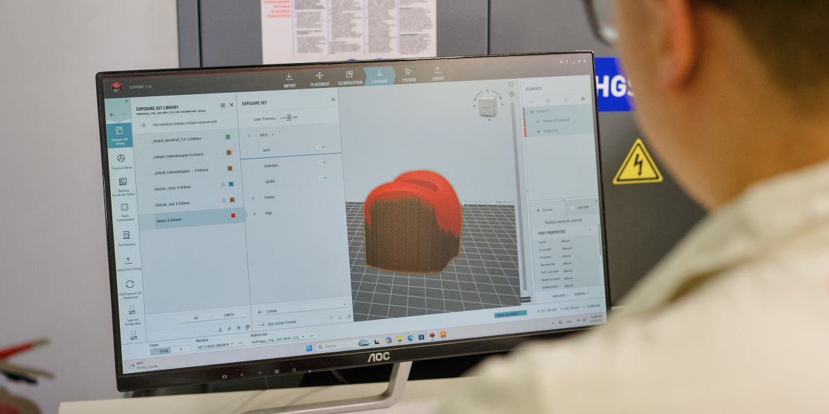 Foto: Tomáš Balický, VŠCHT Hlavní potenciál nové tiskárny směřuje do zdravotnictví. Výzkumníci z VŠCHT Praha se dlouhodobě věnují 3D tisku titanových implantátů, porézních struktur a materiálů podporujících hojení tkání nebo řízené uvolňování léčiv.