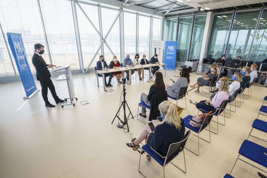 Foto: Jiří Ryszawy Druhá online vysílaná diskuze vysokých škol byla na téma Jak univerzity pomáhají v dobách krize.