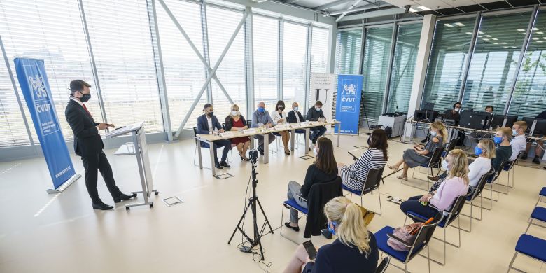 Druhá online vysílaná diskuze vysokých škol byla na téma Jak univerzity pomáhají v dobách krize.