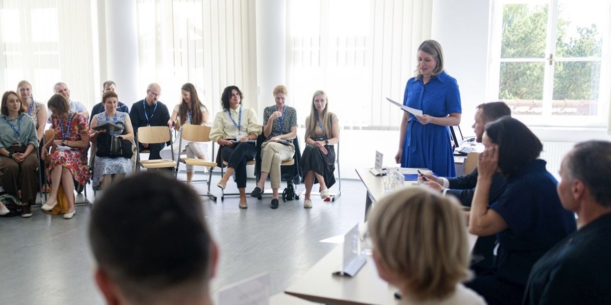 Foto: Jitka Janů Soňa Nantlová (v modrých šatech) na letošní konferenci HKVŠ v Telči.