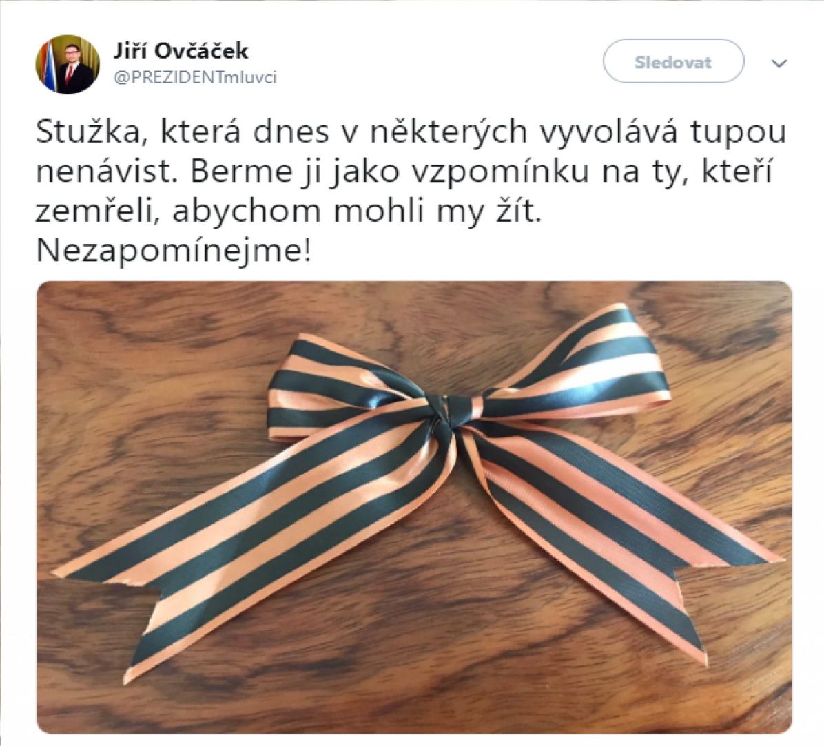 Tweet prezidentova mluvčí Jiřího Ovčáčka, kde obhajuje nošení svatojiřské stužky – symbolu ruského a&nbsp;sovětské armády a&nbsp;též ruského expanzionismu – českým prezidentem 