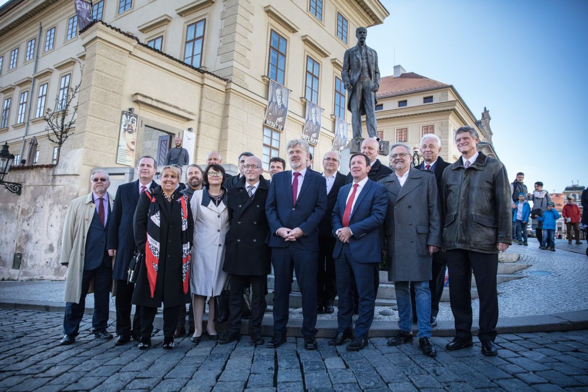 Rektoři a&nbsp;další zástupci vysokých škol uctili státní svátek 28.&nbsp;října 2019 u&nbsp;sochy TGM na Hradčanském náměstí. Foto: Daniel Hamerník/Universitas