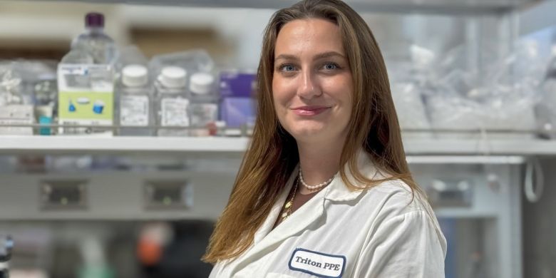Doktorandka Michaela Vojníková vystudovala Chemii pro medicínské aplikace na Fakultě chemické VUT. Nyní působí ve výzkumném centru CEITEC VUT, kde se zabývá neinvazivní léčbou rakoviny pomocí nanočástic.