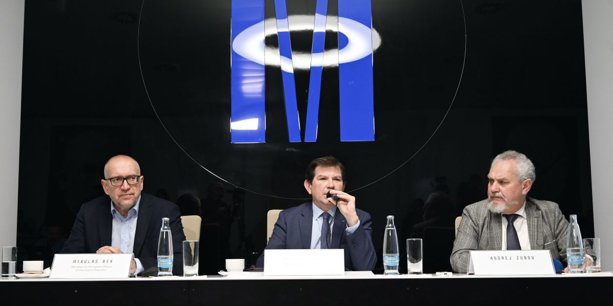 Zleva hosté tiskové konference ministr pro evropské záležitosti Mikuláš Bek, rektor Masarykovy univerzity Martin Bareš a ruský historik profesor Andrej Zubov.