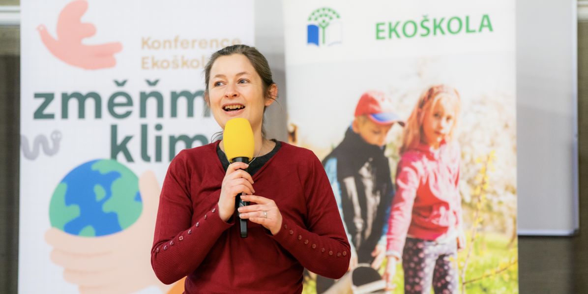 Foto: Zuzana Havlínová V krátkých vystoupeních ve formátu PechaKucha zazněly osobní příběhy mladých, pro které je ochrana klimatu každodenní praxí. Na snímku Bára Semeráková, ředitelka centra TEREZA.