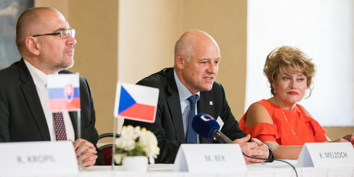 Zástupci České konference rektorů (zprava rektorka VŠZ Jitka Němcová, rektor VŠCHT Karel Melzoch a rektor MU Mikuláš Bek).