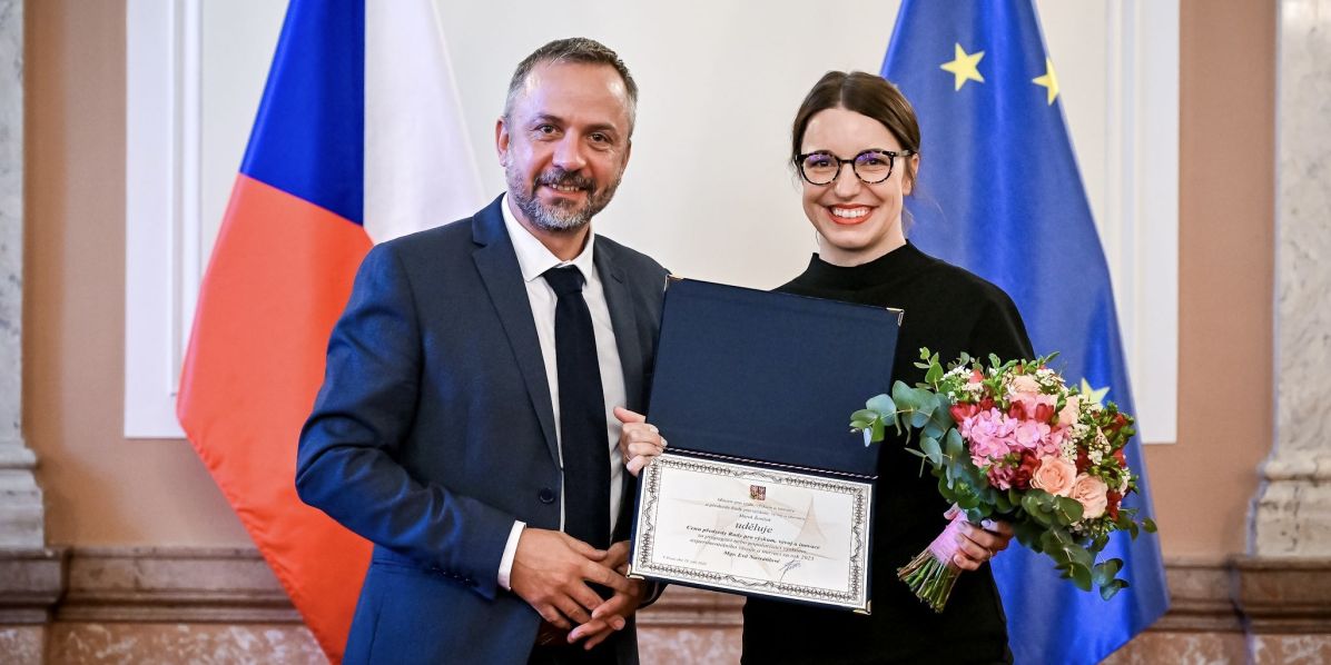 Eva Navrátilová převzala cenu od ministra Marka Ženíška.
