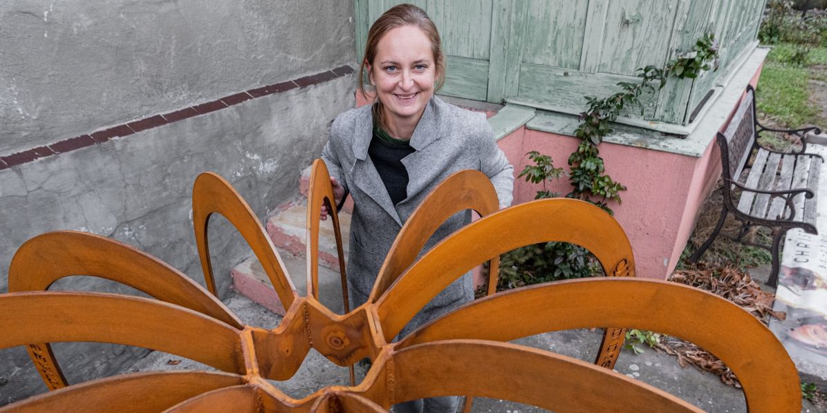 Christine Habermann von Hoch se svým dílem Srdce studentstva vytvořené pro Slezskou univerzitu v Opavě. Foto:Kristína Pupáková/archiv Slezské univerzity v Opavě.