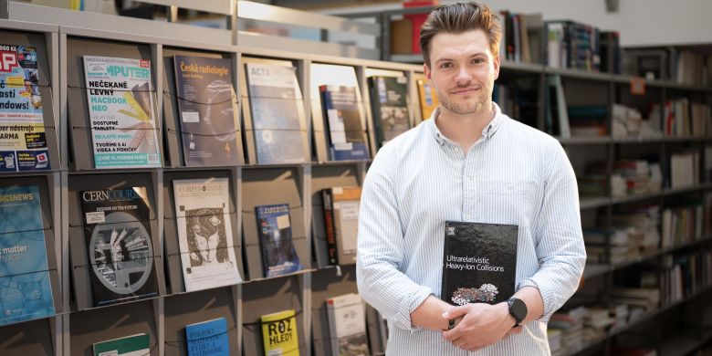 Díky Fulbrightovu stipendiu odjede Tomáš Poledníček na čtyřměsíční výzkumný pobyt na University of Houston, kde naváže na spolupráci s tamními odborníky v oblasti teoretické fyziky vysokých energií.