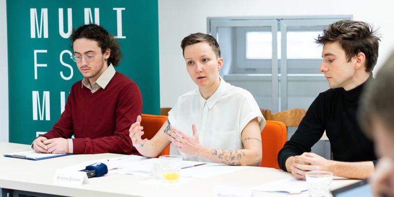 Prezentace výzkumu o zdraví LGBTQ+ lidí v Česku (zleva: Robin Blažke, identifikující se jako transmaskulinní osoba, výzkumnice Andrea Stašek z Institutu pro psychologický výzkum FSS MUNI, a psycholog Martin Štýber). Foto: FSS MU/Mariya Ostrenko