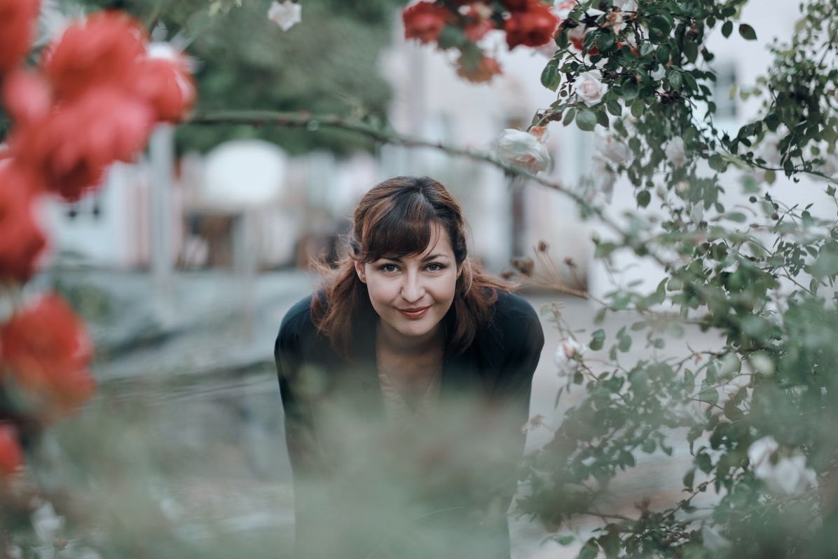 Foto: Jana Marie Knotová „Popularizace, jak ji chápu, by měla probíhat hlavně formou doporučení veřejnosti nebo obhajobou konkrétních témat. Musíme vysvětlit lidem pozadí politických rozhodnutí, která vycházejí z vědeckých poznatků tak, aby je pochopili a přijali,“ říká Eliška Selinger.