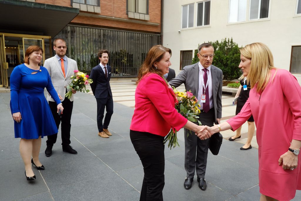 Charles University's rector, Milena Králíčková, greets EP President Roberta Metsola at the Carolinum on 16&nbsp;June 2022.