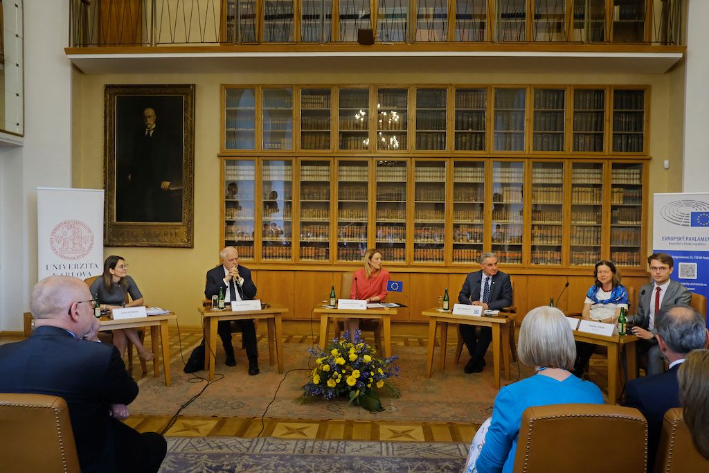 From left to right: MEPs Laura Ferrara and Jan Olbrycht, EP President Roberta Metsola, MEP Jan Zahradil, CU's Lenka Rovná and Martin Číhák.