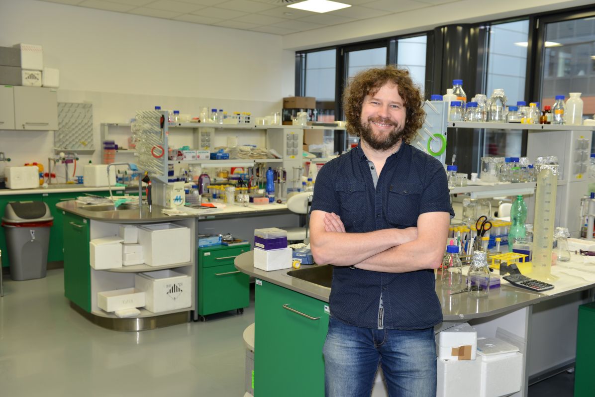 Molekulární biolog a&nbsp;genetik Vítězslav Bryja působí na Masarykově univerzitě. Čtyřicetiletý nositel Ceny Neuron za rok 2016 má se svou manželkou, rovněž bioložkou a&nbsp;genetičkou, pět dětí.