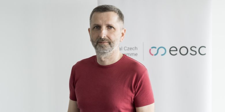 Daniel Mikšík působí jako IT architekt v rámci Ústavu výpočetní techniky MU, ve výzkumném centru CERIT-SC, které se zaměřuje na datově náročný výzkum a podporu vědeckých komunit. V projektu Národní repozitářové platformy vede aktivitu zaměřenou na pilotní repozitáře.