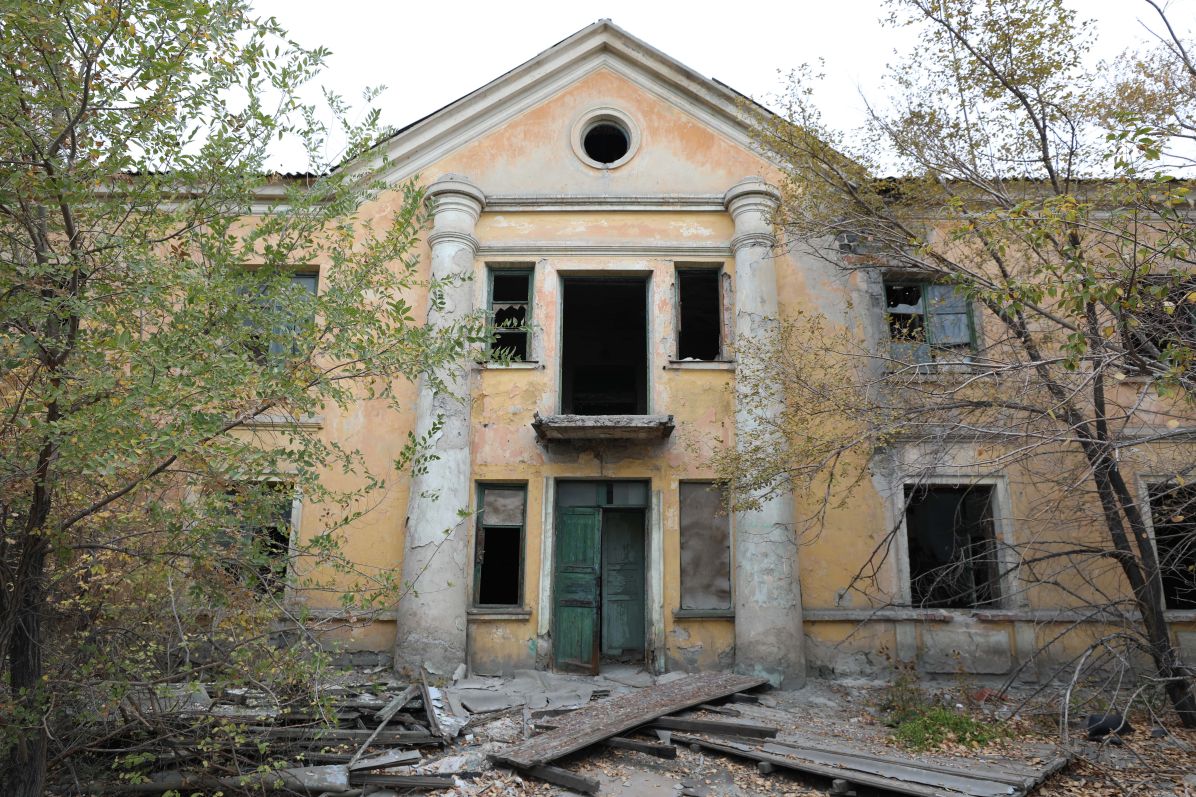 Dobře dochované velitelství táborového komplexu Stěplag z let 1948-1956.
