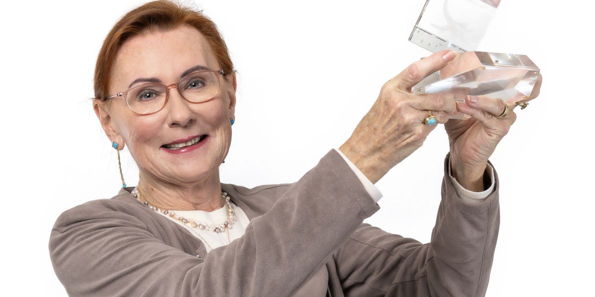 Hlavní Cenu Neuron 2025, která je udělována za mimořádný přínos vědě, získala v tomto ročníku profesorka medicíny Eva Kubala Havrdová. Díky jejímu výzkumu i cílevědomé práci se zlepšily a zlepšují životy desítek tisíc pacientů a pacientek s roztroušenou sklerózou.