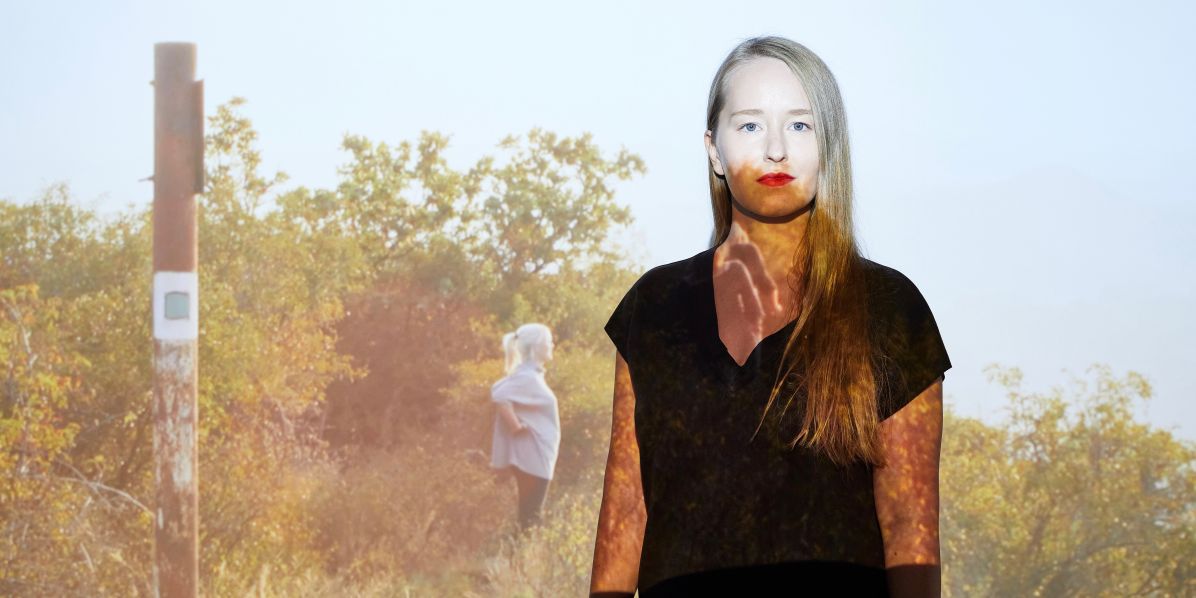 Lea Petříková je vizuální umělkyně a filmařka. Její snímek Podle čaroděje má českou premiéru ve čtvrtek na MFDF JI.hlava (letos se festival koná online). Fotografie je naopak z nedávné výstavy Ley Petříkové Správci Paláce vidění.