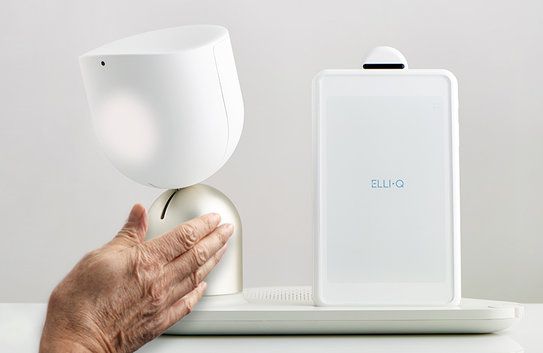 Elli Q je chůvička pro seniory od společnosti Intuition Robotics. Zařízení s futuristickým designem na seniora přátelsky mluví, dokáže jej telefonicky i obrazově spojit s jeho blízkými, připomíná a navrhuje časový rozvrh a denní úkoly seniora, včetně pohybových aktivit, hraje s ním online hry, propojí jej se sociálními sítěmi či přečte audioknihu.
