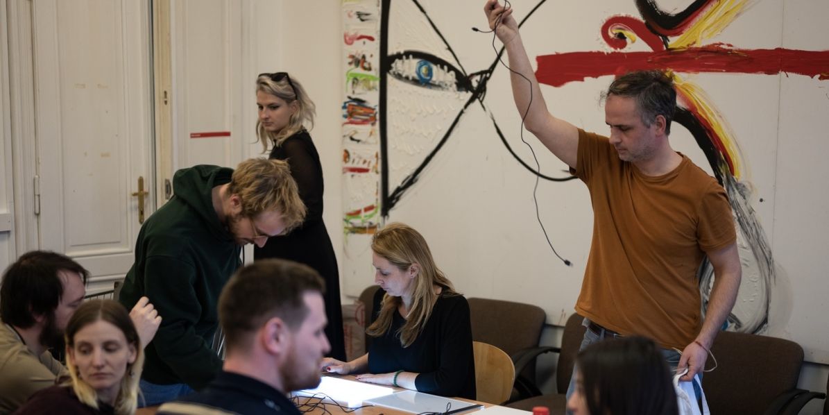Foto: Free Cinema, Barbora Doleželová Kurz je postaven na sedmi tematických blocích vedených zkušenými filmovými tvůrci a tvůrkyněmi a pedagožkami a pedagogy z FAMU.
