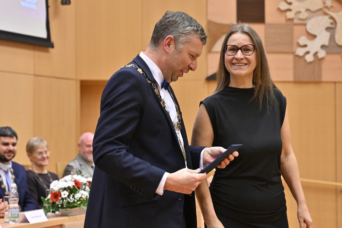  Hana Galiová, referentka Centra výzkumu z&nbsp;Fakulty sociálně ekonomické při přebírání Ceny rektora UJEP.