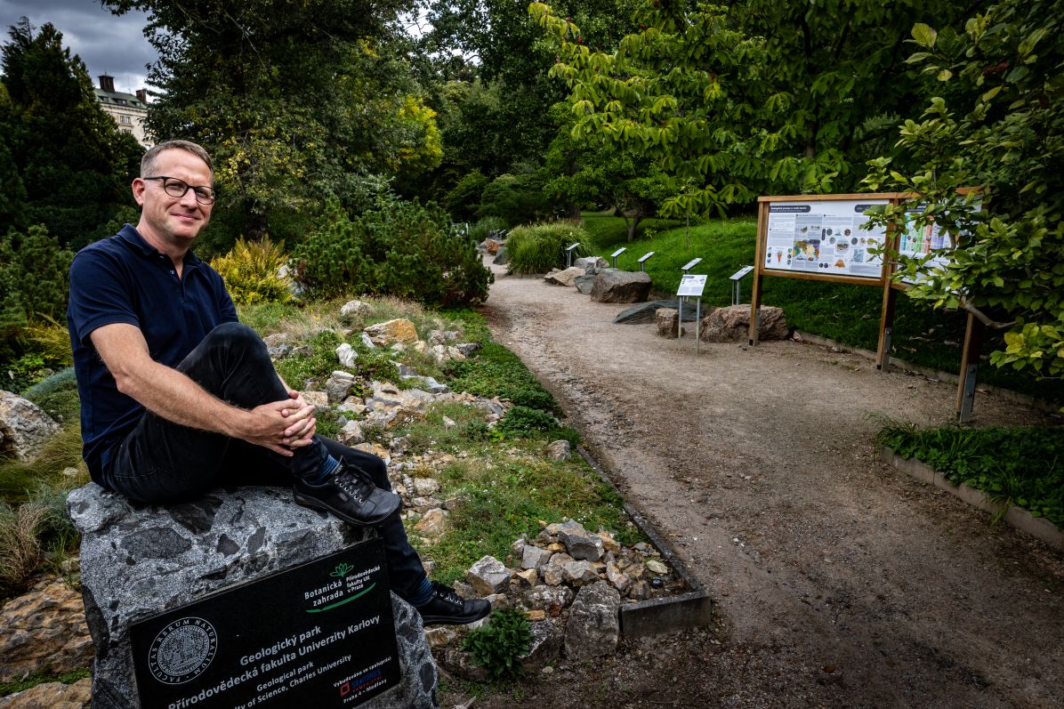 Kryštof Verner je jedním ze spoluautorů Geologického parku PřF UK, který je volně přístupný ve fakultní Botanické zahradě v Praze.