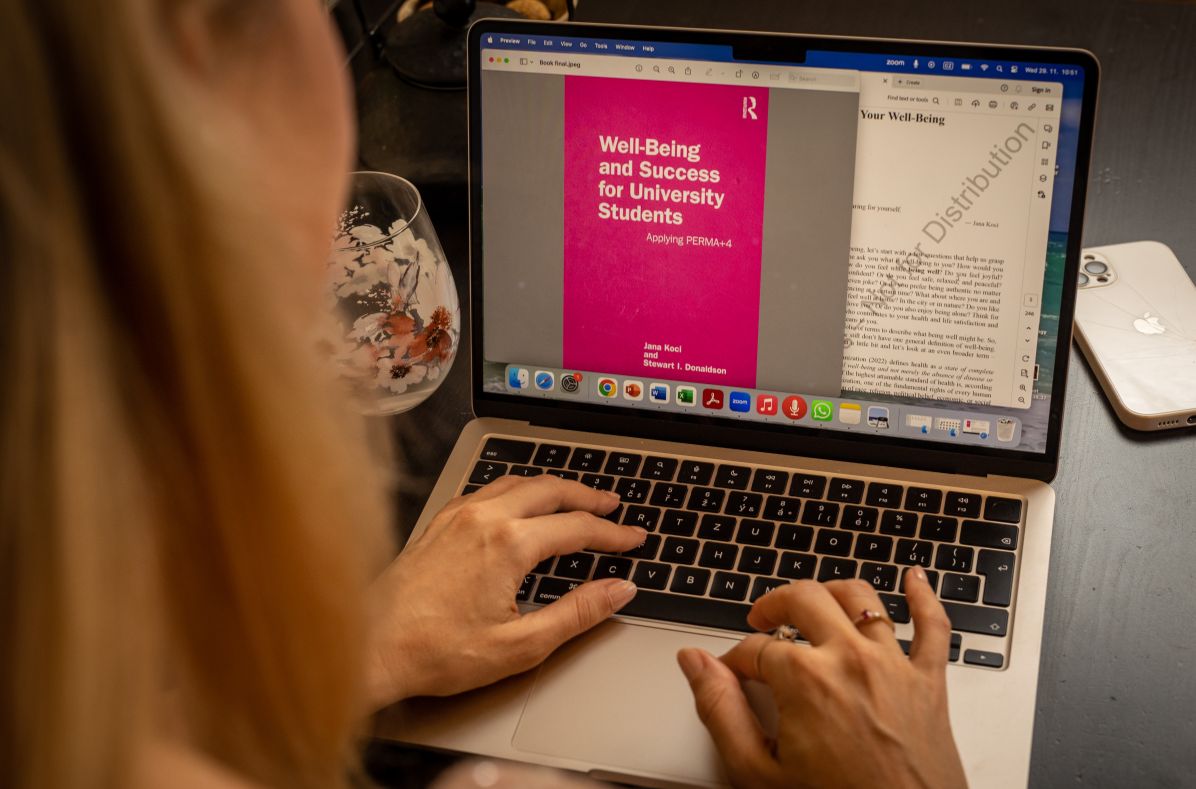 Jana Kočí je spoluautorkou knihy o well-beingu a způsobech, jak mohou hlavně vysokoškolští studenti posilovat své zdraví a životní spokojenost.