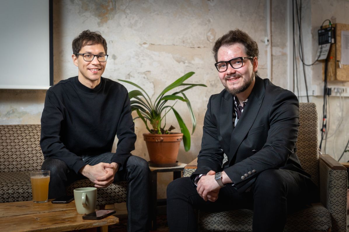 Zakladatelé projektu Aignos Martin Richter (vpravo) a&nbsp;jeho kolega, absolvent Ústavu translatologie FF UK, Ondřej Hrách. Foto: Hynek Glos