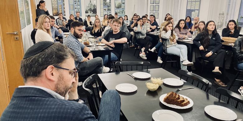 Na pět desítek izraelských studentek a studentů se ve středu 11. 10. setkalo s rektorem Univerzity Palackého v Olomouci Martinem Procházkou v prostorách olomoucké Židovské obce. Foto: Univerzita Palackého