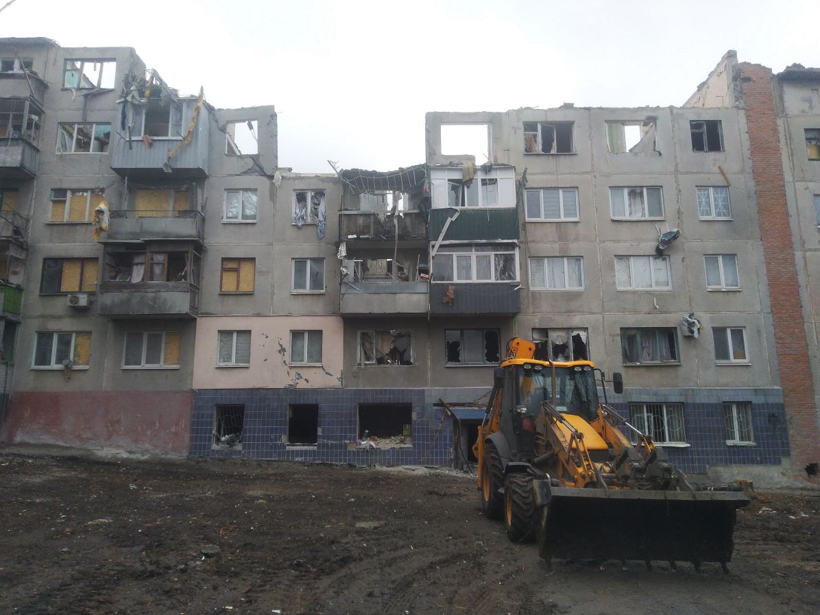 Obytný dům poškozený po zásahu ruskou střelou S-300 z&nbsp;15.&nbsp;dubna 2023. Patnáct zabitých, Slovjansk, Doněcká oblast. Foto: Jan Šír