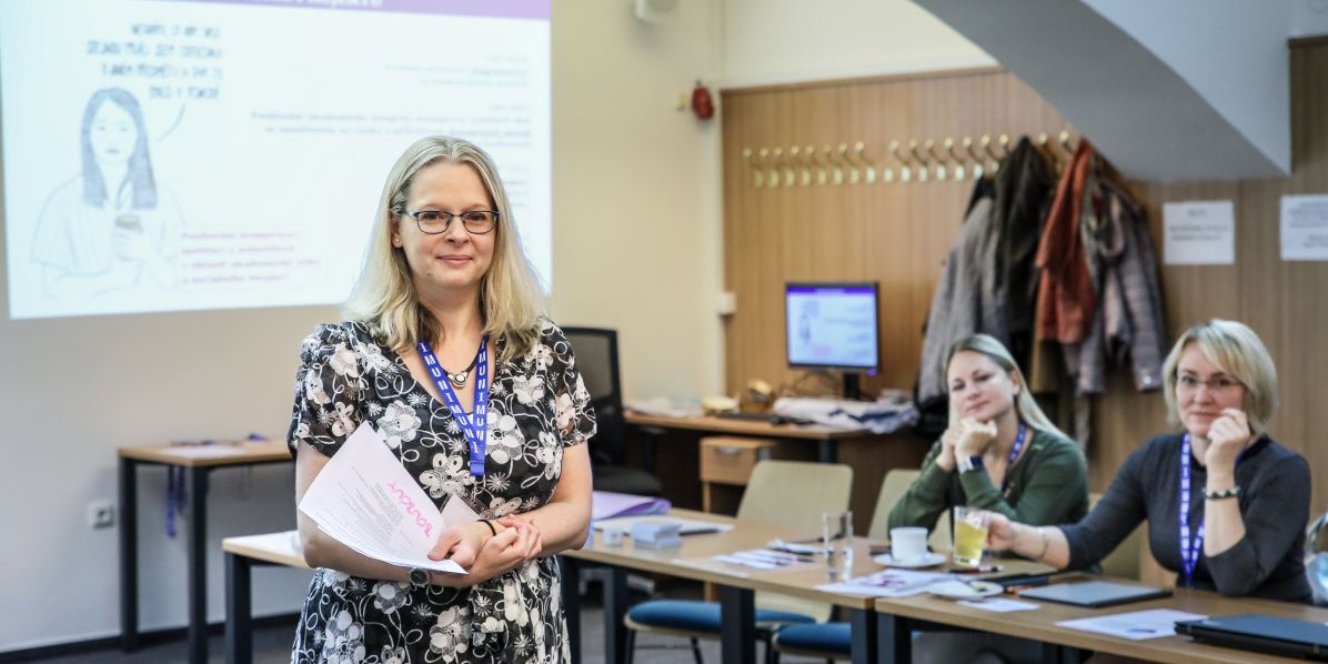 Foto: Monika Hlaváčová, Universitas Irena Kozmanová, manažerka pro kvalitu z rektorátu Masarykovy univerzity, představuje českou verzi Dilemma game na workshopu v Brně.