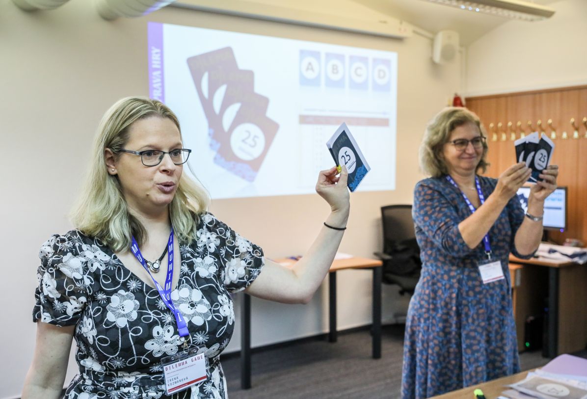 Irena Kozmanová a Radka Římanová na workshopu.